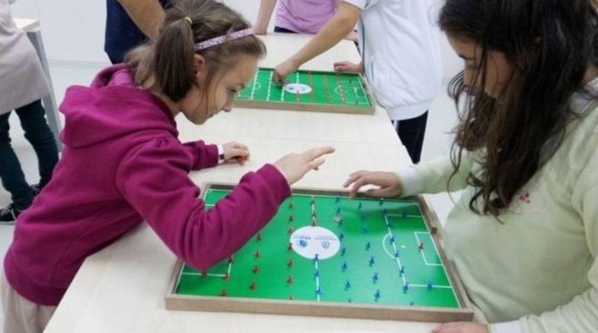 Teknoloji Bağımlılığına &rsquo;&ccedil;ivili Futbol&rsquo; &Ccedil;&ouml;z&uuml;m&uuml;