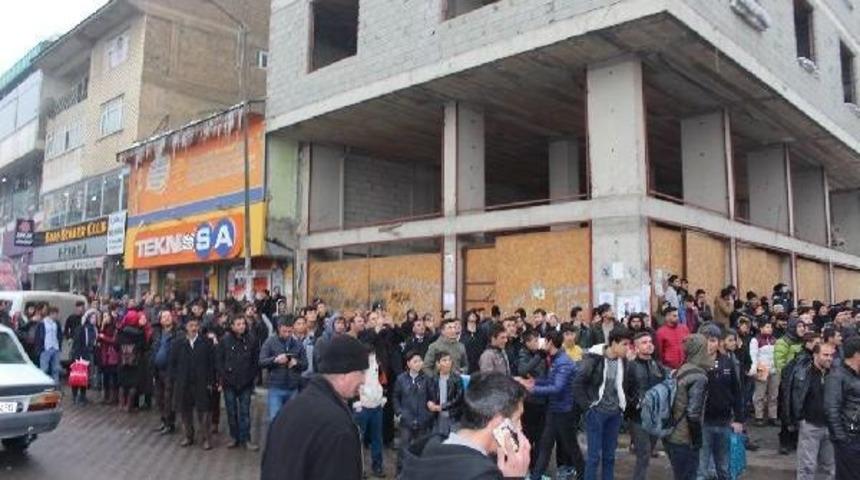 İntihar I&ccedil;in &Ccedil;ıktığı Direkten Itfaiye Aracının Sepetinde Indirildi