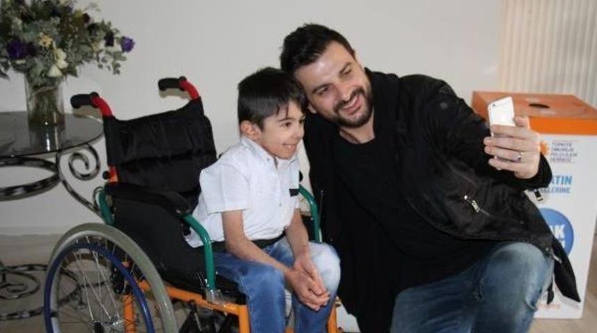 Omurilik Fel&ccedil;lisi K&uuml;&ccedil;&uuml;k Piyanist Hayata Meydan Okuyor