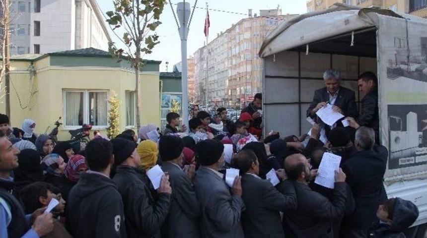 Sığınmacılara Pirin&ccedil; Dağıtımında İzdiham