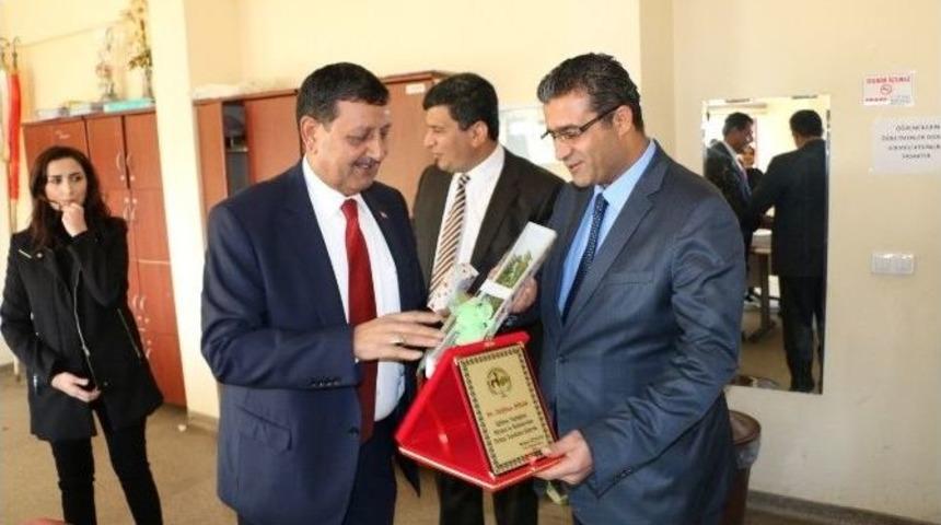 Belediye Başkanı &Ouml;zyavuz &Ouml;ğretmenlere Karanfil Dağıttı