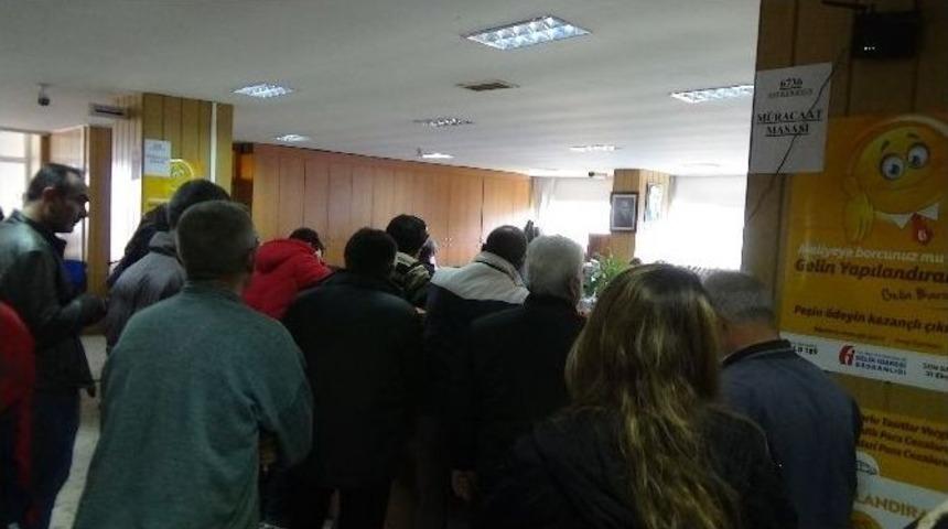 Bor&ccedil;lular Vergi Dairesine Akın Ediyor