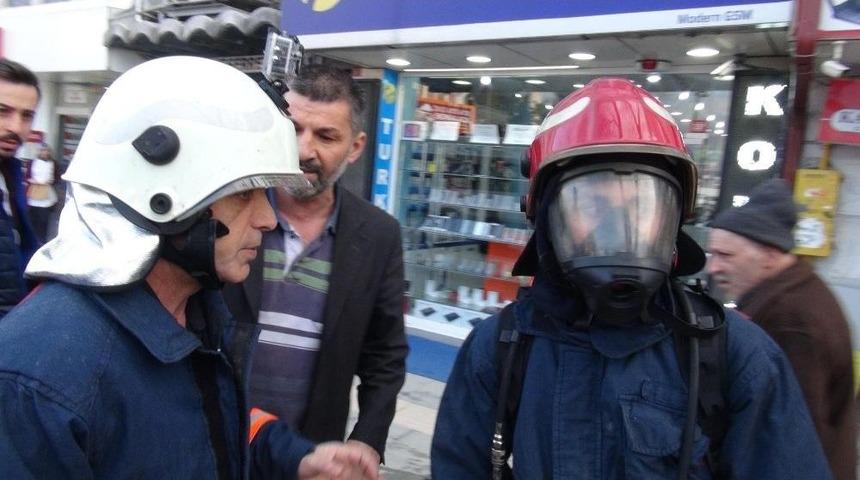 Binanın Kazan Dairesinde &Ccedil;ıkan Yangın Paniğe Neden Oldu