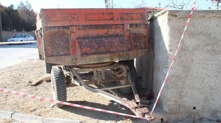 Trakt&ouml;r R&ouml;morku İle Duvar Arasında Sıkışan &Ccedil;ocuk &Ouml;ld&uuml;