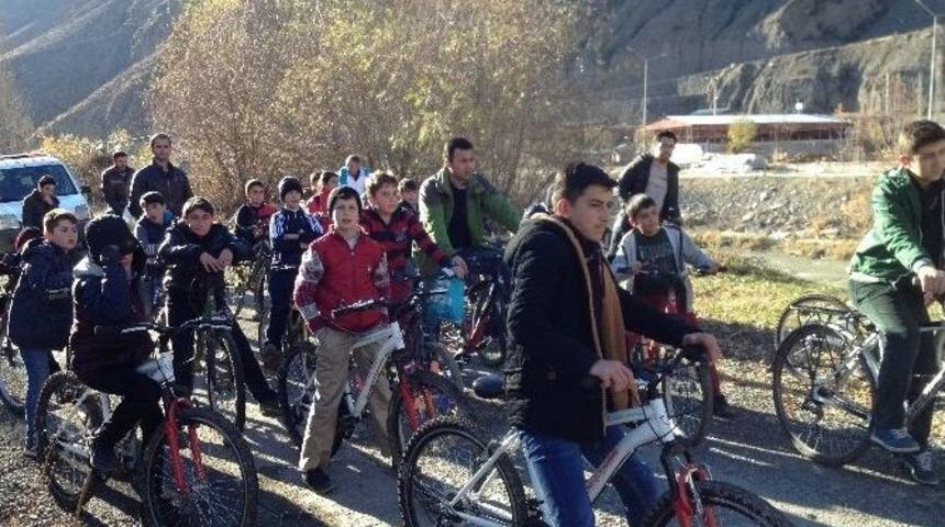 Uzundere’de Bisiklet Turu Ve Basketbol Turnuvası Düzenlendi