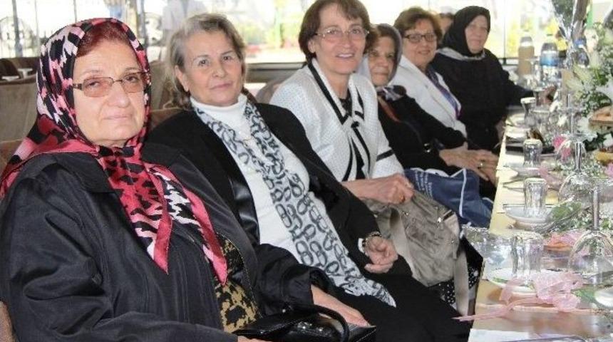 &Ouml;ğretmenler, &Ouml;ğretmenleriyle G&uuml;nlerini Kutladı