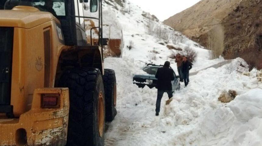 &Ccedil;ığ Altında Kalan Otomobilin S&uuml;r&uuml;c&uuml;s&uuml; Son Anda Kurtuldu
