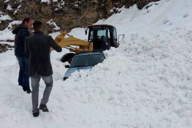 Çığ Altında Kalan Otomobilin Sürücüsü Son Anda Kurtuldu