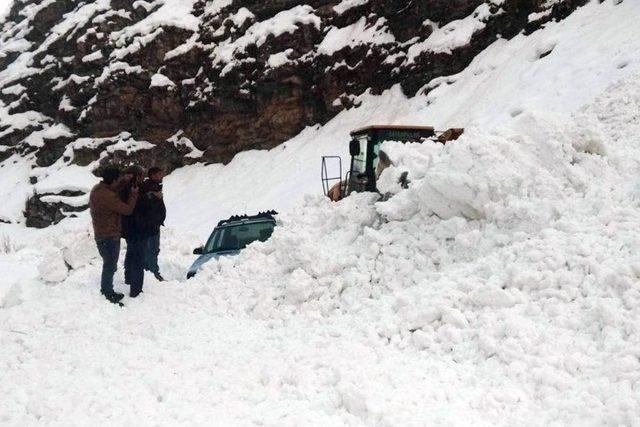 Çığ Altında Kalan Otomobilin Sürücüsü Son Anda Kurtuldu