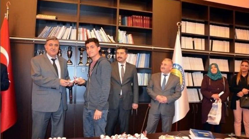 Fak&uuml;lte Birincilerine Belgeleri Verildi