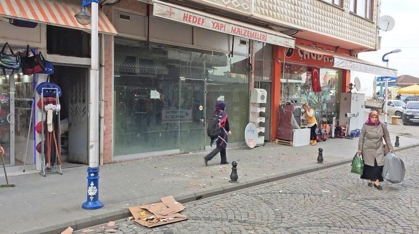 Rize&rsquo;nin Pazar İl&ccedil;esinde Sokakta Y&uuml;r&uuml;yen Vatandaşın Kafasına Tuğla D&uuml;şt&uuml;