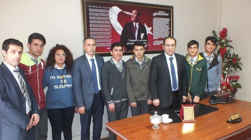 Lise &Ouml;ğrencilerin Tiyatro Başarısı