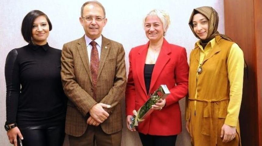 Sanko &Uuml;niversitesi &Ouml;ğretim &Uuml;yelerine Karanfil Dağıtıldı