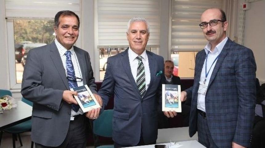 Bozbey 10 Bin &Ouml;ğretmene Yaşar Kemal&rsquo;in Kitabını Dağıttı