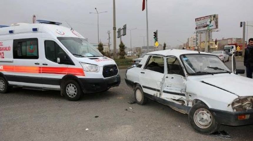 Siverek'te Ambulans Ile Otomobil &Ccedil;arpıştı: 2 Yaralı
