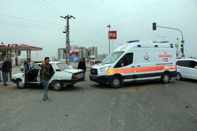 Siverek'te Ambulans Ile Otomobil Çarpıştı: 2 Yaralı