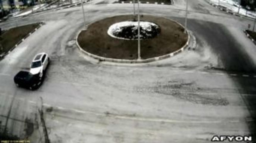 Otomobillerin &Ccedil;arpıştığı Trafik Kazası Kamerada