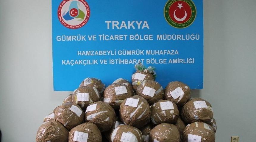 43 Kilo Esrarı Bırakıp Ka&ccedil;an S&uuml;r&uuml;c&uuml; Yakalandı