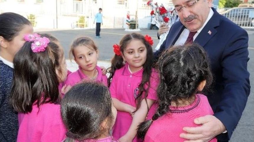 G&uuml;mr&uuml;k&ccedil;&uuml;oğlu, &Ouml;ğretmenler G&uuml;n&uuml;nde Mezun Olduğu İlkokulu Ziyaret Etti