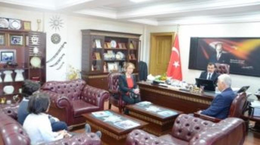 &Ouml;ğrencilerden Milli Eğitim M&uuml;d&uuml;r&uuml;ne Ziyaret