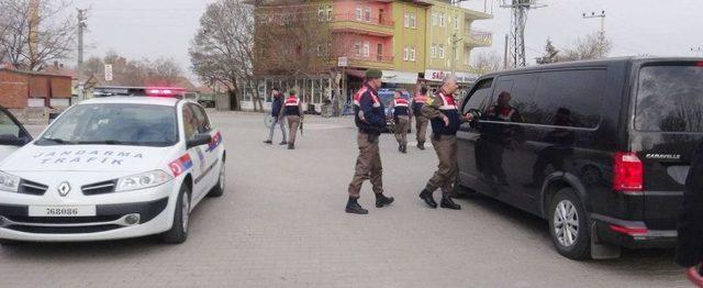 Kaçarken Yakalanan Halı Hırsızları Gazetecilere Terlikle Saldırdı