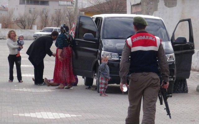 Kaçarken Yakalanan Halı Hırsızları Gazetecilere Terlikle Saldırdı