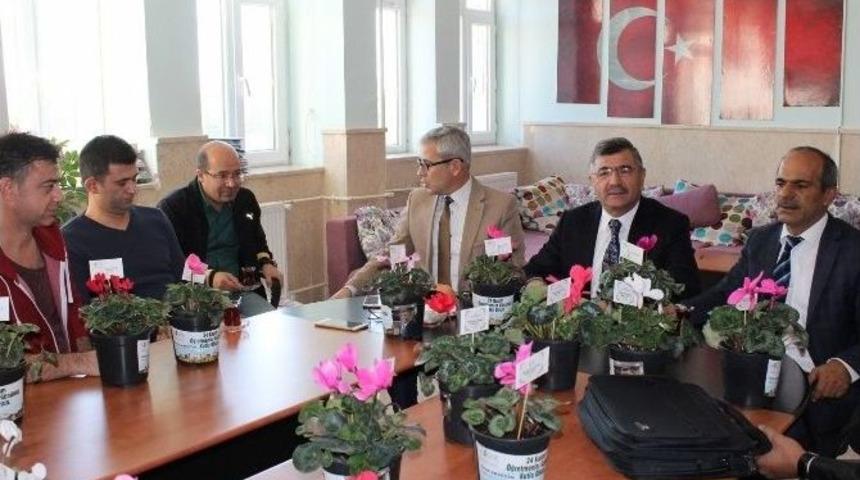 Başkan Akdoğan &Ouml;ğretmenlere &Ccedil;i&ccedil;ek Hediye Etti