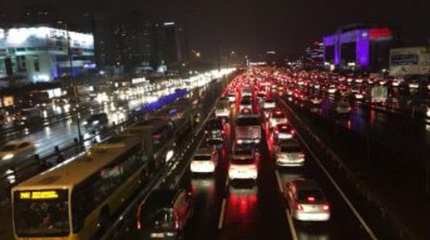 T&uuml;rkiye Yılda 34 Saatini Trafikte Ge&ccedil;iriyor