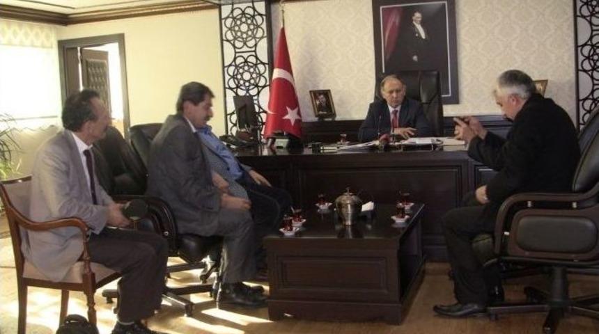Vali Doğanay Bir Grup Muhtarla G&ouml;r&uuml;şt&uuml;