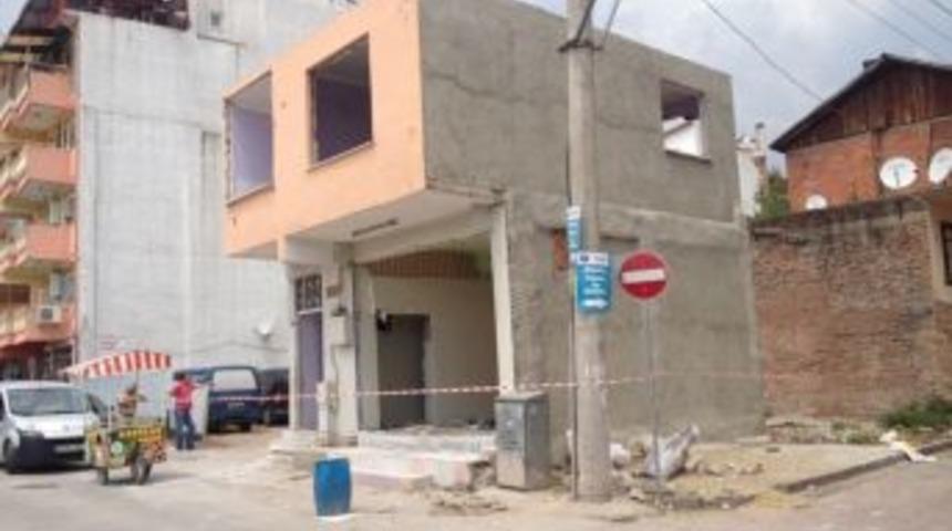 İzmit&rsquo;te Yıkılan Riskli Yapıların Yerlerine Yenileri Yapılıyor