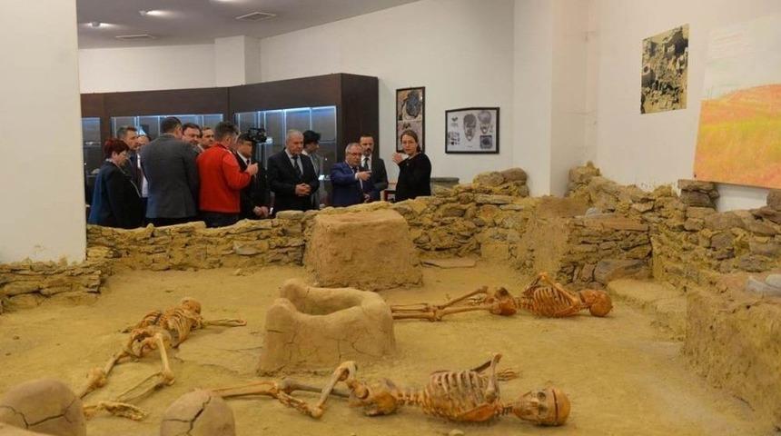 Vali Ahmet H. Nayir: K&uuml;tahya İlklerin Şehri