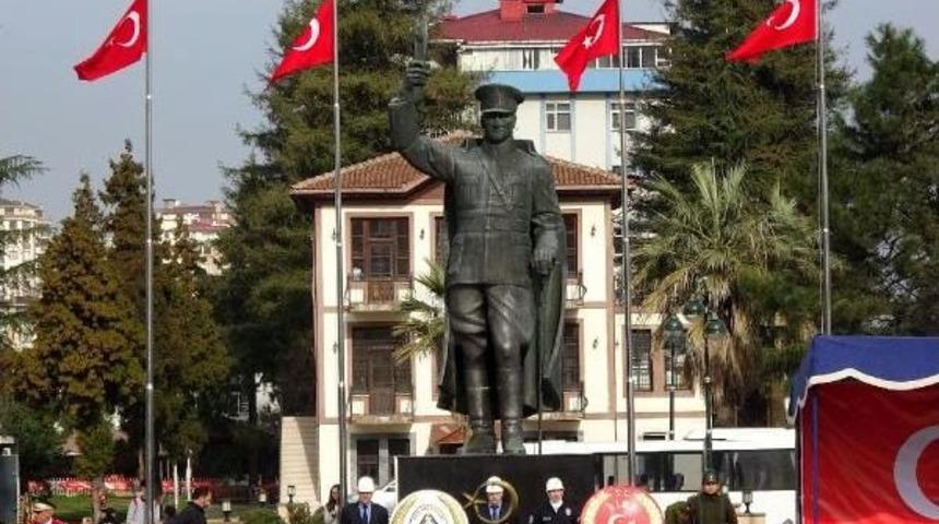 Rize&rsquo;De Atat&uuml;rk Anıtı'nın Konulduğu Yeni Alanda Ilk T&ouml;ren
