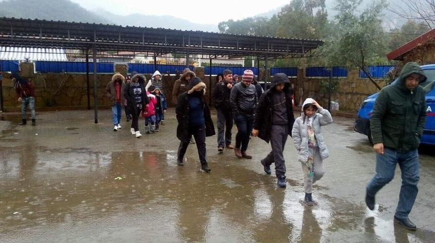 Fethiye&rsquo;de &Ccedil;alılıkların Arasında 29 Sığınmacı Yakalandı