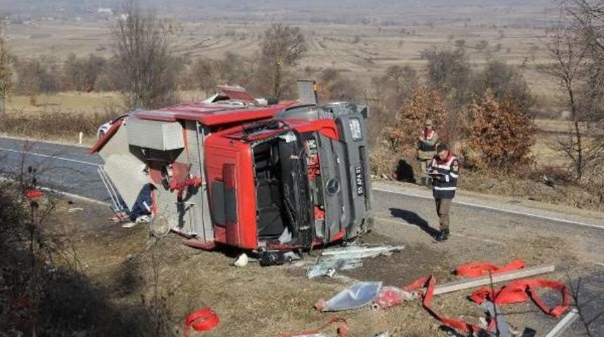 Yangına Giden Itfaiye Aracı Devrildi: 3 Itfaiyeci Yaralı
