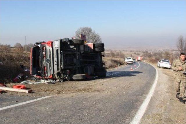 Yangına Giden Itfaiye Aracı Devrildi: 3 Itfaiyeci Yaralı