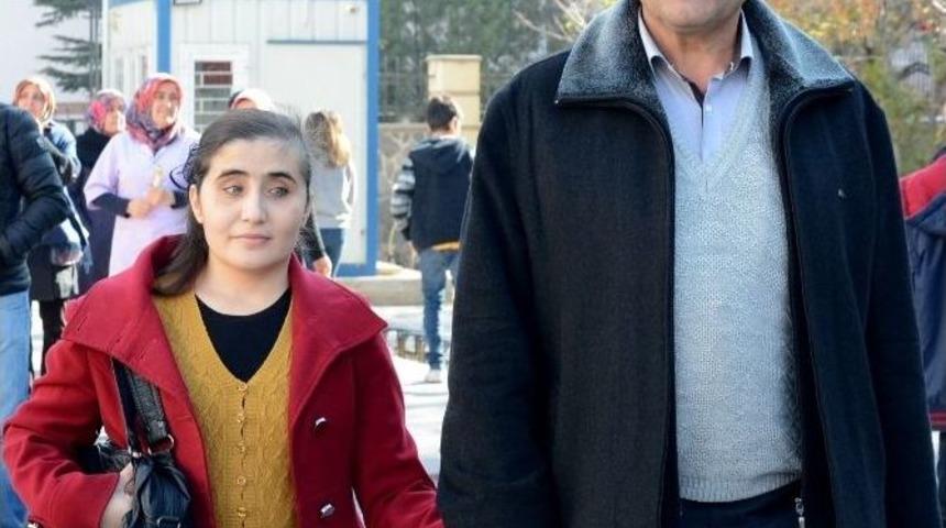 Doğuştan G&ouml;rme Engelli Ayg&uuml;l &Ouml;ğretmenin Azmi