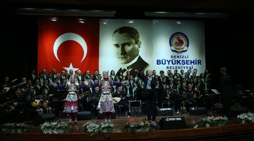 &Ouml;zay G&ouml;nl&uuml;m, &ldquo;ustaya Saygı&rdquo; Konseriyle Anıldı