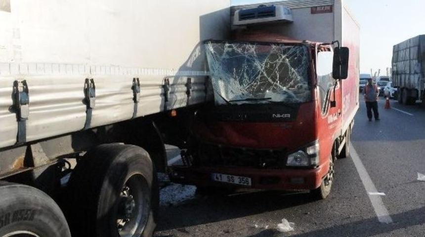 Kamyonet Arıza Yapan Tıra &Ccedil;arptı: 2 Yaralı