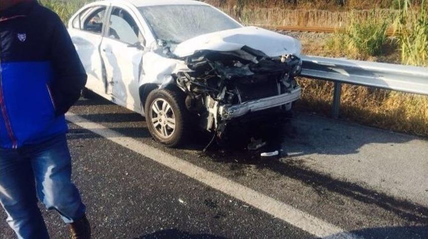 Nazilli&rsquo;de Kamyon Otomobili Sıkıştırdı: 3 Yaralı