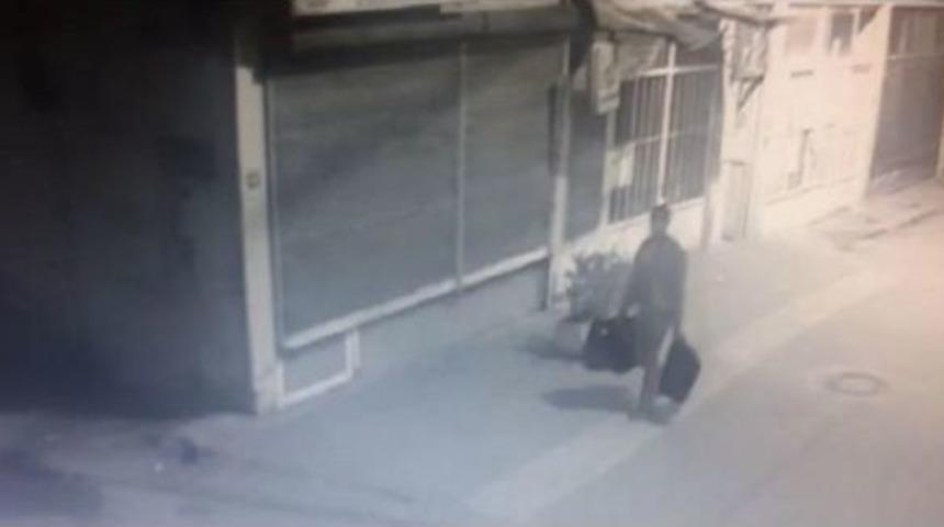 Adıyaman'da T&uuml;t&uuml;n Ve Sigara Makinesi Hırsızlığı Kamerada