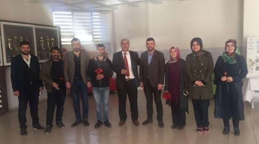 Ak Partili Gen&ccedil;lerden &Ouml;ğretmenlere Karanfil