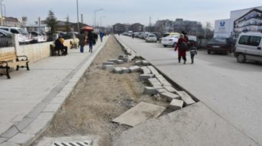 D&uuml;zce Belediyesi Hastanesi Yolunda Kaldırım &Ccedil;alışması Yapıyor