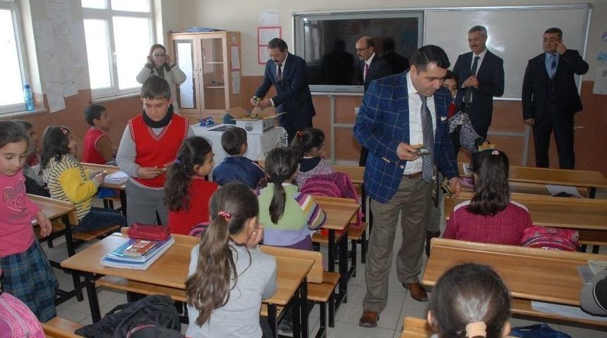 Tuşba’da Öğrencilere Kuru Üzüm Dağıtımı