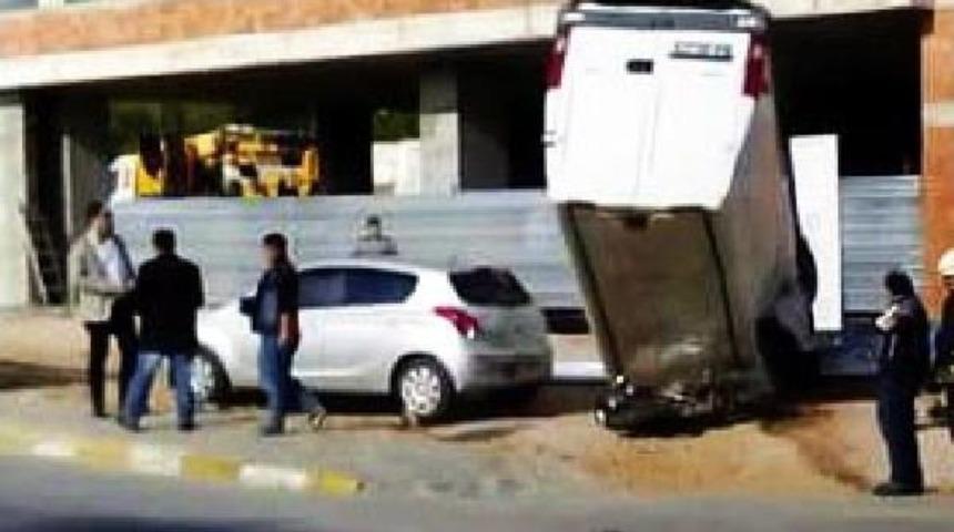 &Ouml;ğretmen Kazadan Saniyelerle Kurtuldu