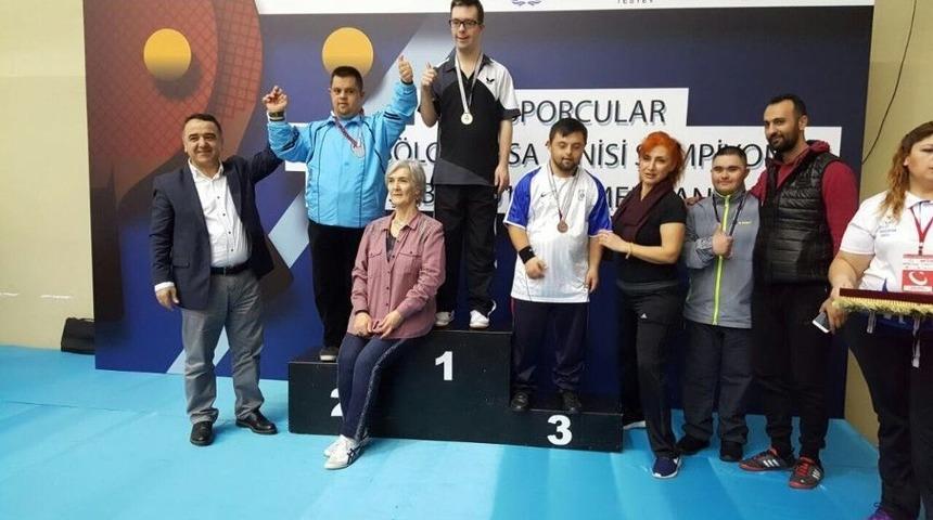 Spora Yeni Başladı, Engelleri Aşarak İlk Turnuvada G&uuml;m&uuml;ş Madalya Kazandı