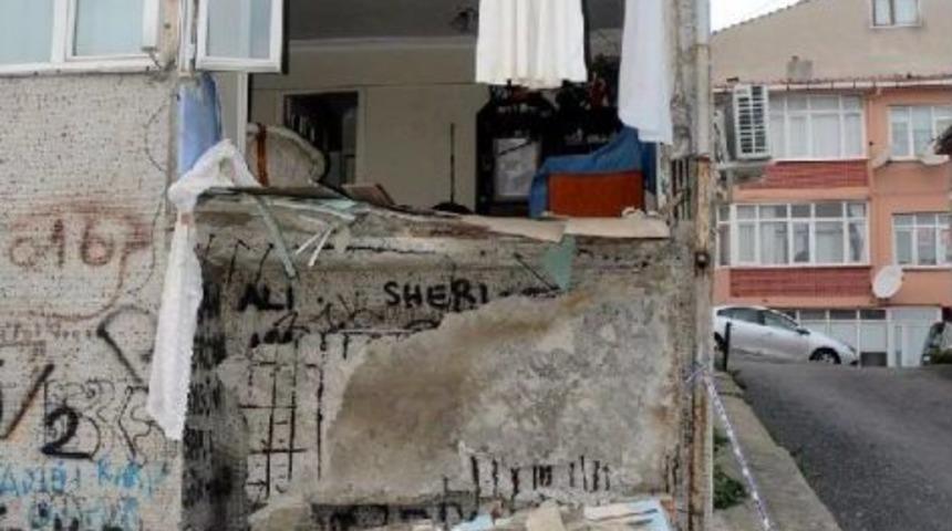 Yolda Y&uuml;r&uuml;rken Başına Sıva Par&ccedil;ası D&uuml;şt&uuml;