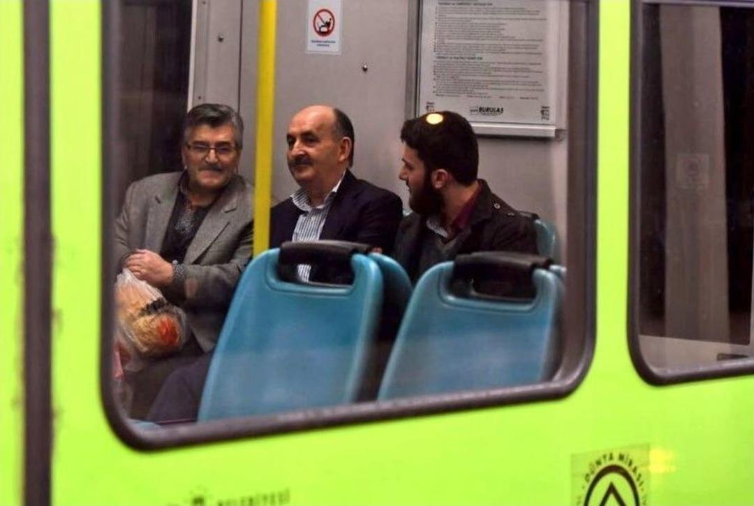 M&uuml;ezzinoğlu Makam Aracından İnip Metroya Bindi