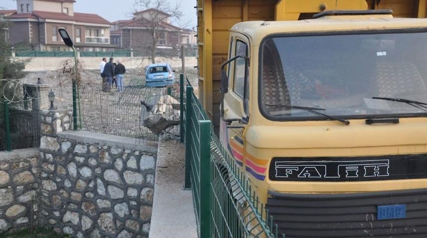 Kamyonla &Ccedil;arpışan Otomobilde Can Pazarı: 7 Yaralı