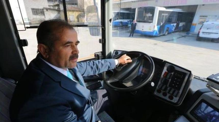 Otob&uuml;s Şofor&uuml; Seferi Bırakıp Rahatsızlanan Kadını Hastaneye G&ouml;t&uuml;rd&uuml;