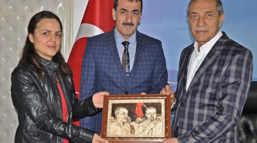 Başkan &Ouml;zdemir&rsquo;e Kendi Portresi Hediye Edildi